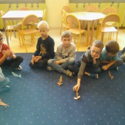 Wycięte i złożone przez dzieci myszki szykują się do wyścigu