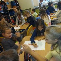 W grupach przygotowujemy prace ilustrujące różne gatunki drzew