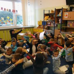 Ręce w prawo, ręce w lewo tak jesienne szumi drzewo!