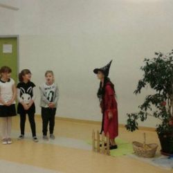 Dzień jabłka - przedstawienie o jabłoni przygotowane przez dzieci z koła teatralnego