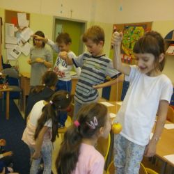 Dzień jabłka - zjeść jabłko zawieszone na sznurku to trudna sztuka