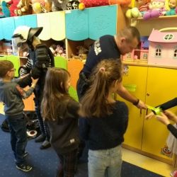 Bezpieczne ferie - na koniec spotkania dzieci otrzymały odblaski