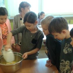 Dzień jabłka - dużo nas do robienia ciasta
