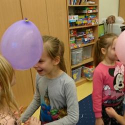 Bal karnawałowy - taniec z balonami