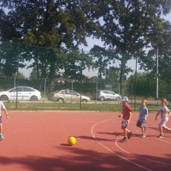 Gry sportowe na boisku