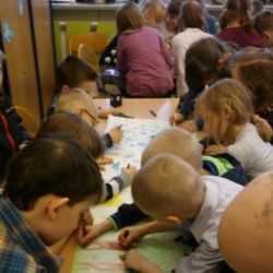Wspólna praca - tworzymy wiosenną łąkę