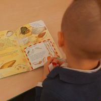 Z książką na Ty