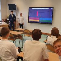 uczniowie prowadzący prezentacje dla klas, zdj. K. Adamczuk