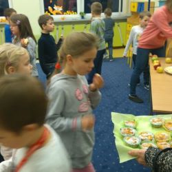 Dzień jabłka - babeczki z jabłkami znikały błyskawicznie