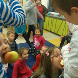 Dzień jabłka - konkurs zjadania jabłka w niecodzienny sposób