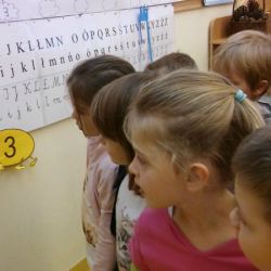 Młodsi koledzy i koleżanki poznawali również inne miejsca w szkole