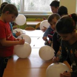 Malujemy kocie buzie na balonach